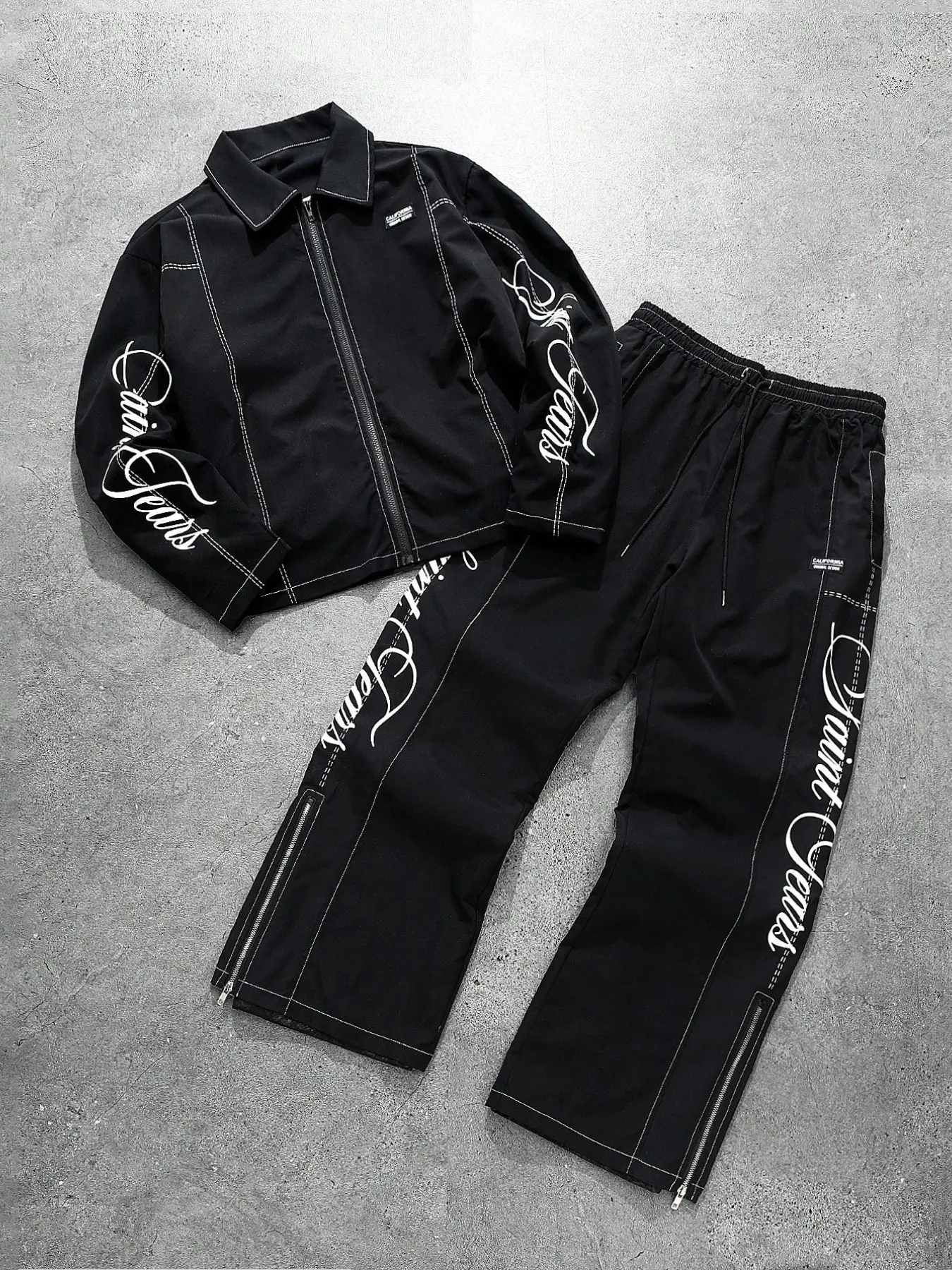 American High Street Contrast Stitch Script Print 2 Piece Set, Deconstructed Collared Cropped Zip Jacket Wide Leg Pants, Unisex Casual Streetwear Outfit, Couple Matching Tracksuit for Spring Autumn, Music Festival Wear, Holiday Birthday Gift