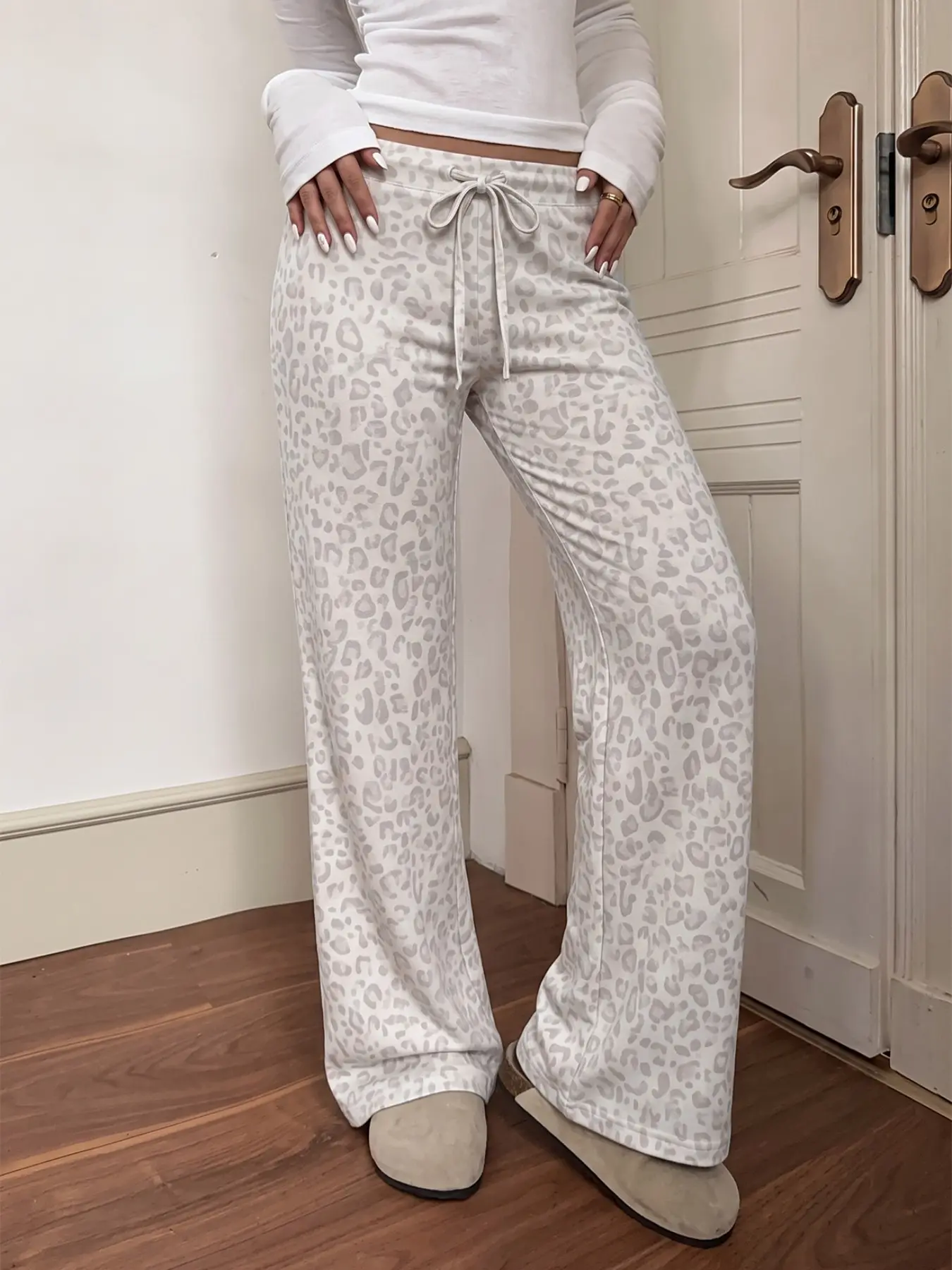 Women Light Gray Leopard Print Drawstring High Waist Flared Long Pants, Soft Micro Elastic Loose Wide Leg Sweatpants, Retro Y2K Lazy Street Casual Trousers, Suitable For Daily Shopping, Coffee Date, Street Shooting, Home Loungewear