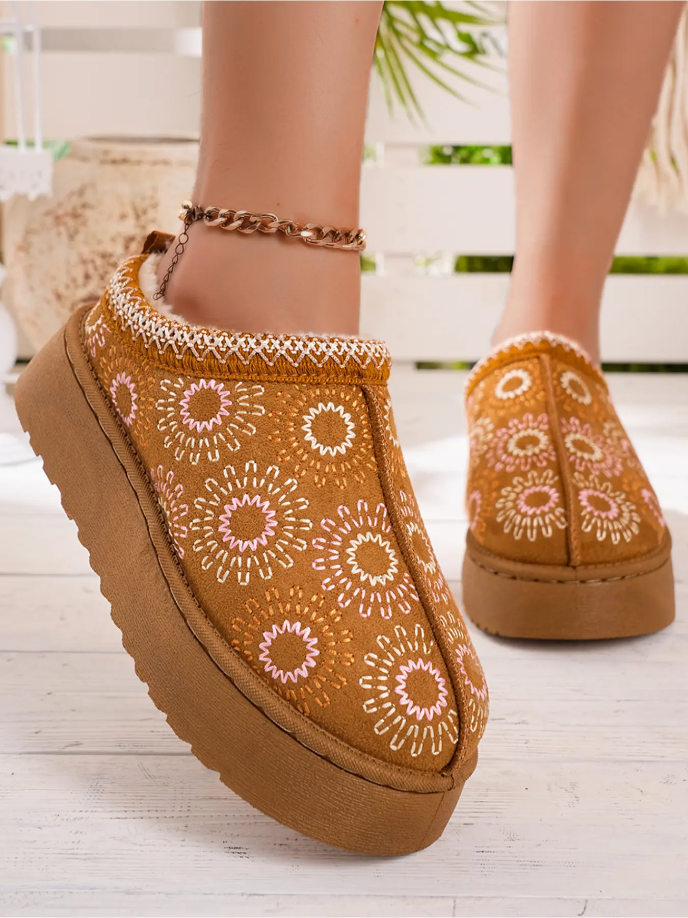 Autumn Winter Ethnic Sunflower Embroidered Platform Closed Back Slippers Women Sherpa Fleece Lined Thick Non Slip Slip On Outdoor Snow Mule Slides 3 Colors
