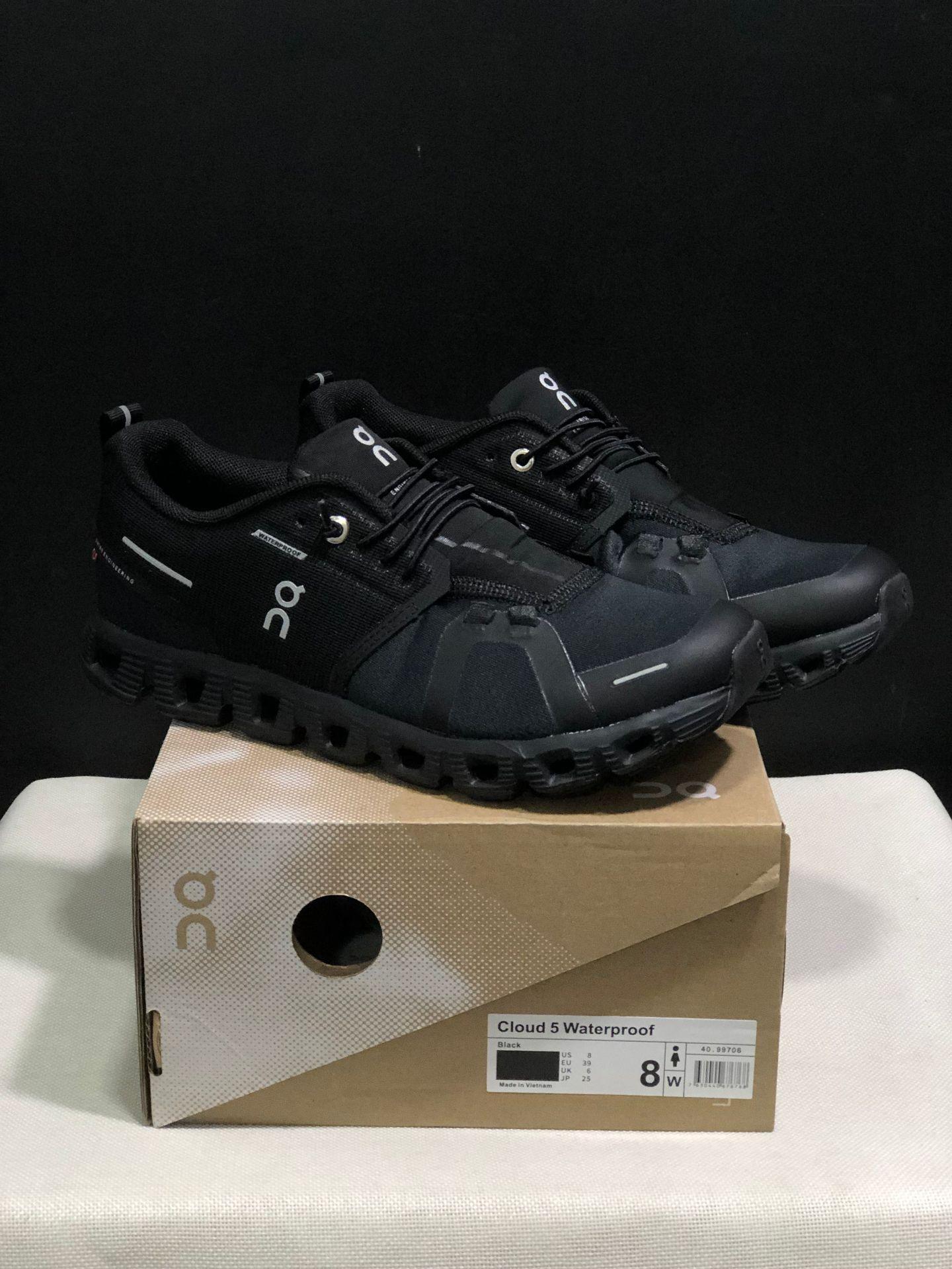 These are the latest unisex athletic shoes, breathable, cushioned, and comfortable, suitable for daily commutes and sports.