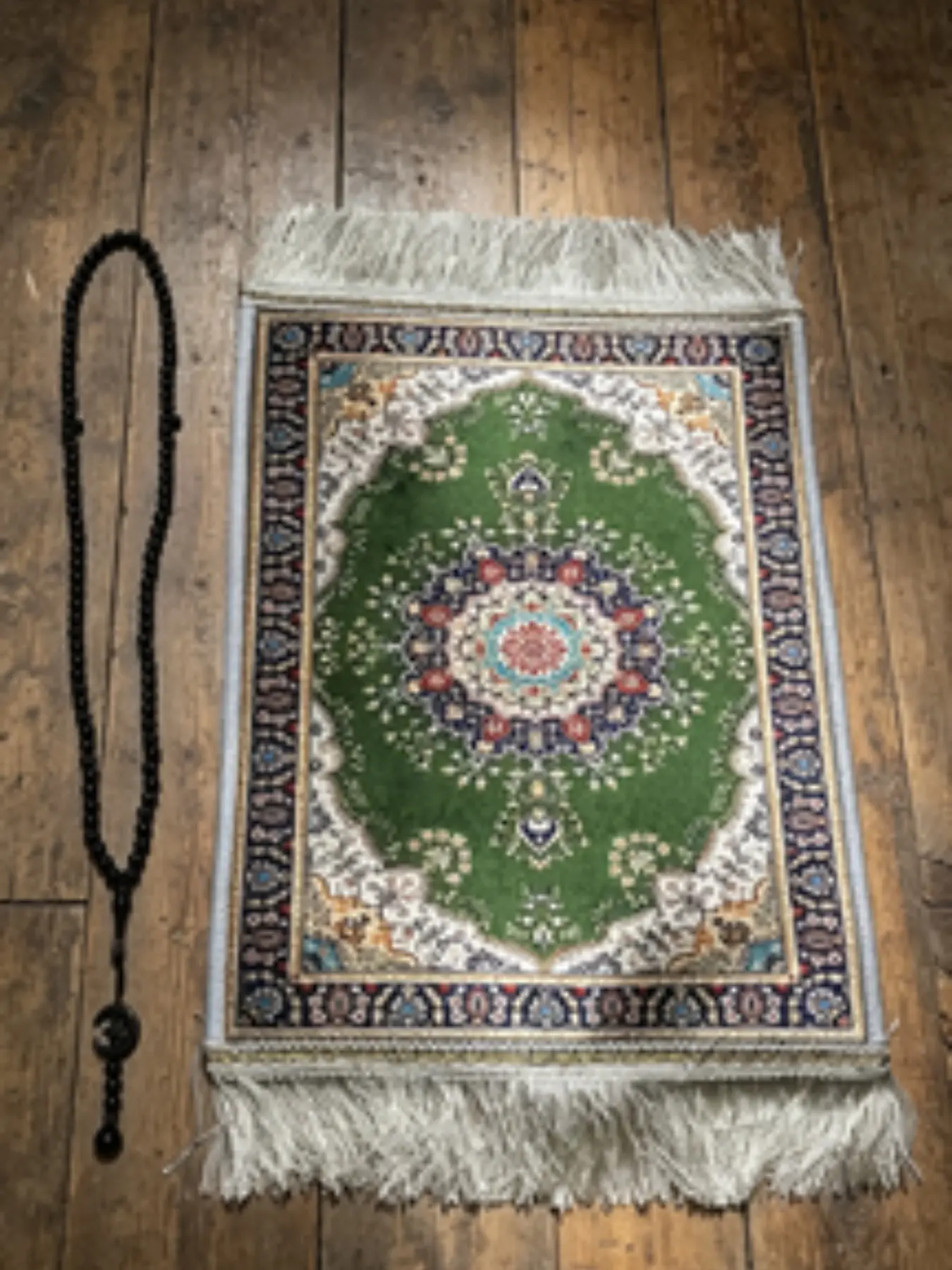 Islamic Prayer Rug, Soft Polyester Fiber Prayer Mat, Standard Size 40x30 Cm, Includes Beads Set, Ideal for Daily Prayers