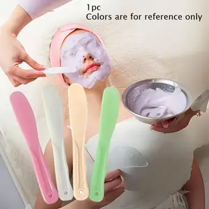 Facial mask scraper - Facial mud mask applicator - A skincare and beauty tool used for applying and blending facial masks