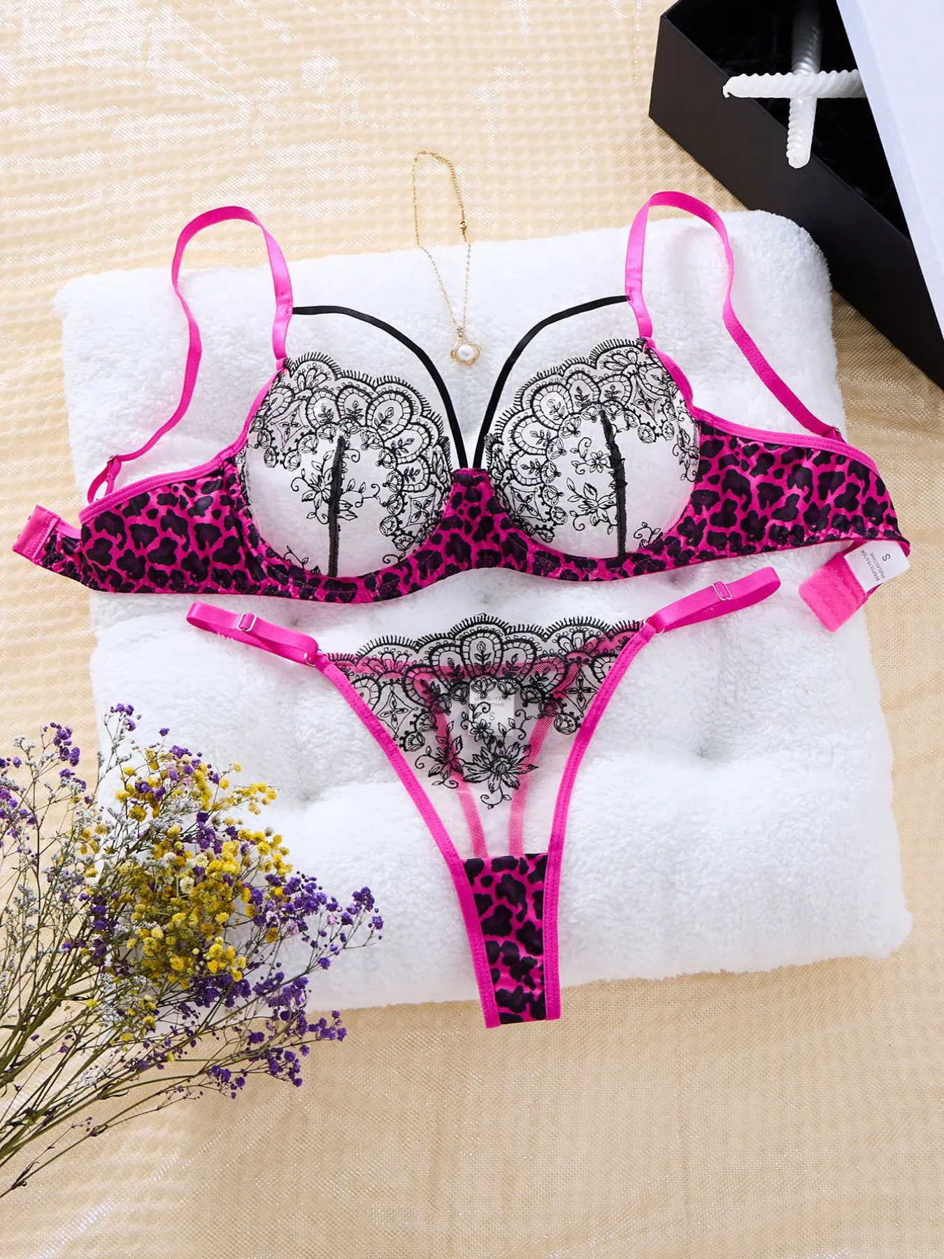 2-Piece Leopard Lace Women's Lingerie Underwear Set, Push-Up Bra and Panties, Soft Steel Ring, Breathable Mesh, Ideal for Daily Wear and Dates