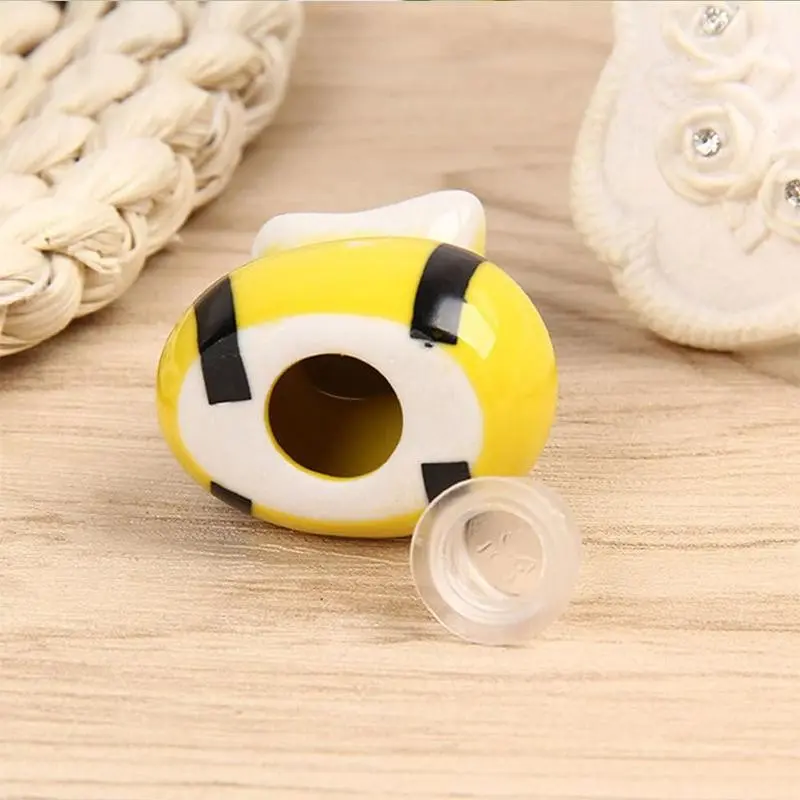 Cute Bee Style Ceramic Kitchenware Salt and Pepper Shakers, 2 Counts, Humidity Free, Ideal for Kitchen Decor, Great Housewarming Gift, Home