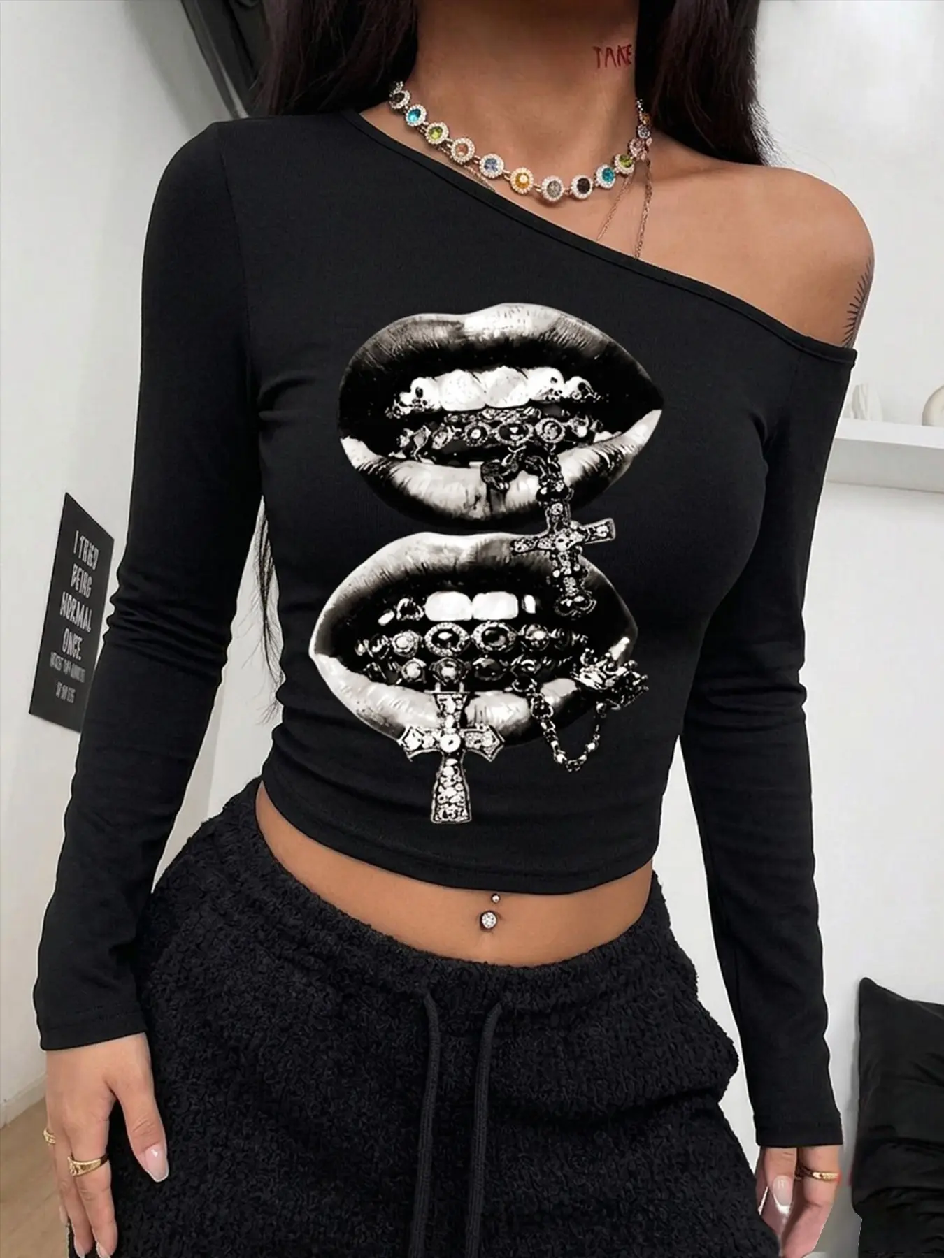 Women's Cross Necklace Lip Print Asymmetrical Long Sleeve T-Shirt, Y2K Style, Short Hem, Bodycon, Dark Fashion Top