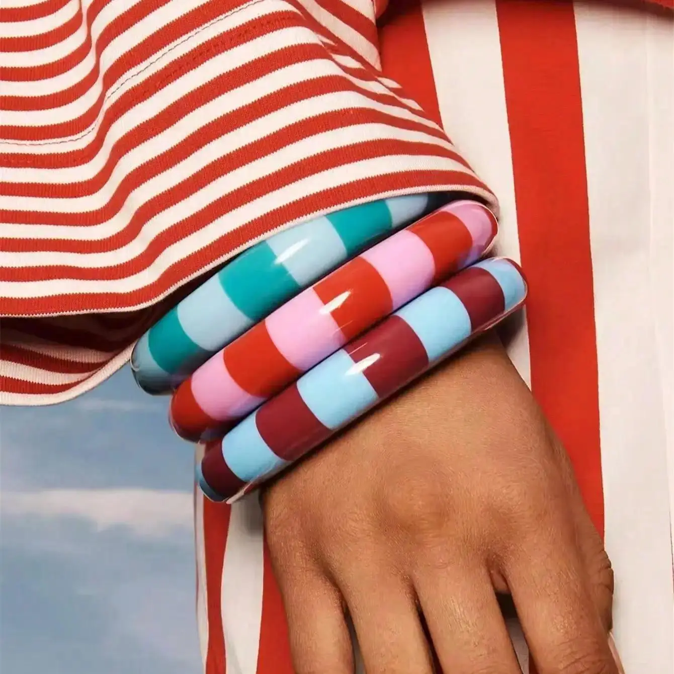 Women's Color-Blocked Striped Resin Bracelet - Minimalist, Dopamine-Inspired Color Palette, Stylish Charm Layered Jewelry for Fashion Accessories Enthusiasts, Plastic, Bangle