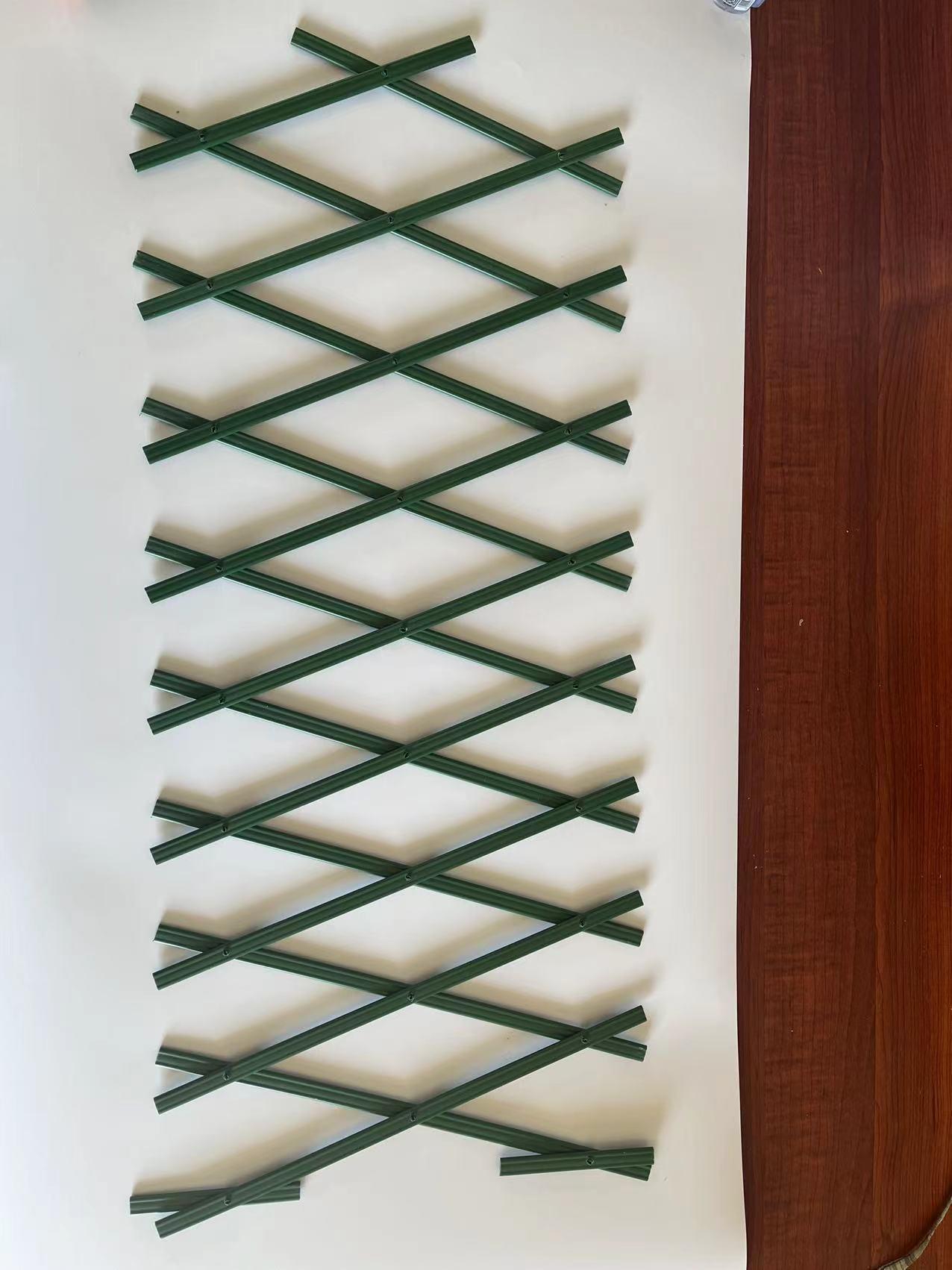 Expandable Green Garden Trellis, Plastic Lattice Trellis for Climbing Plants, Outdoor Wall Decor Trellis for Vines, Roses & Vegetables