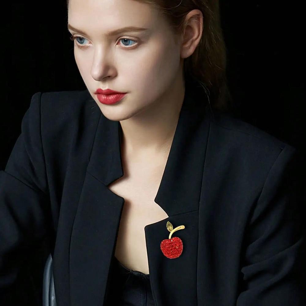 Cute little apple brooch, high-end luxury and elegant anti-exposure fruit brooch for women, suitable for decorating coats and suits