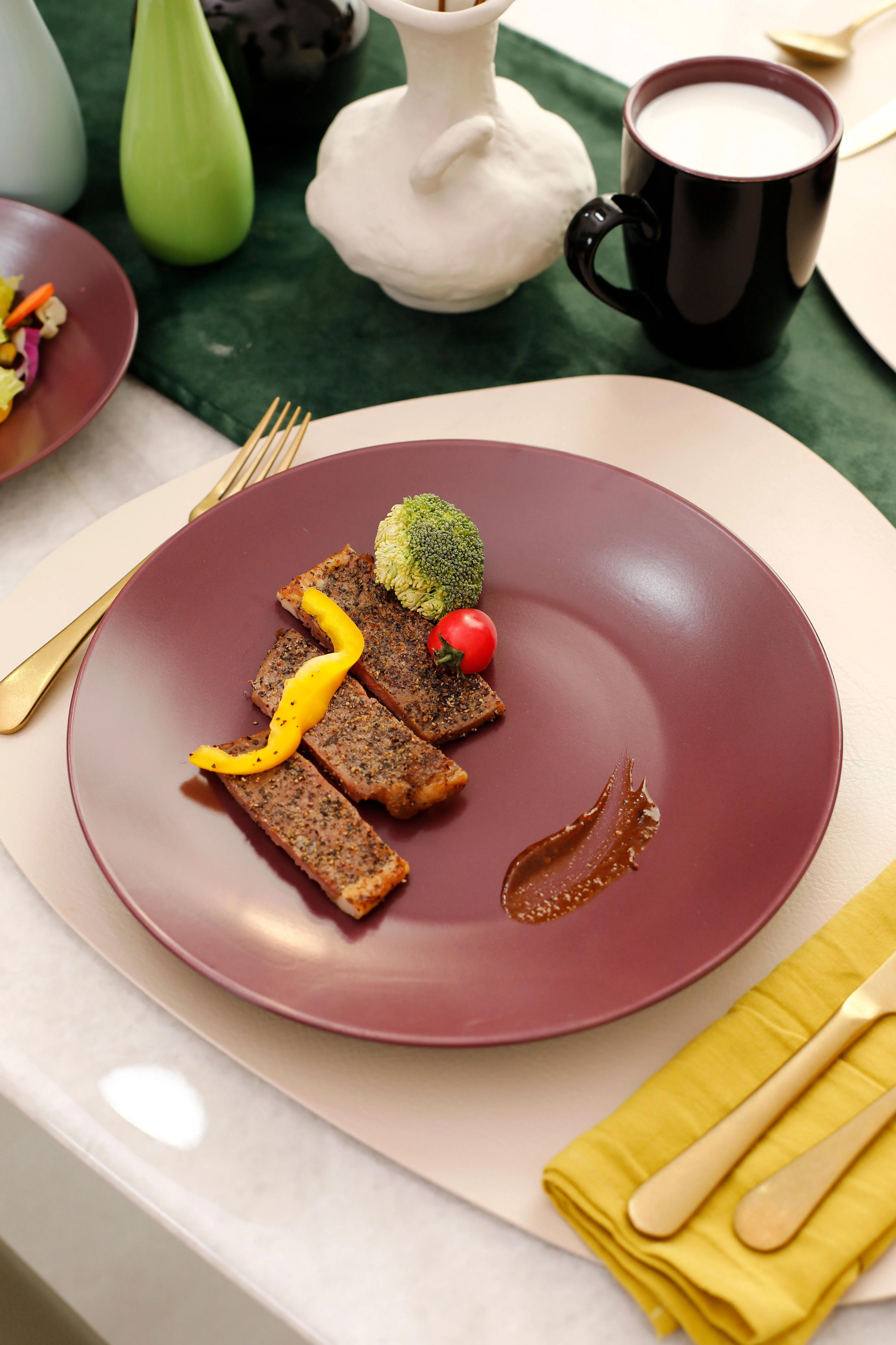 Quality Cookware Plates Classical Design Ceramic Bowls Mugs and Practical Tableware Set for Restaurant Use