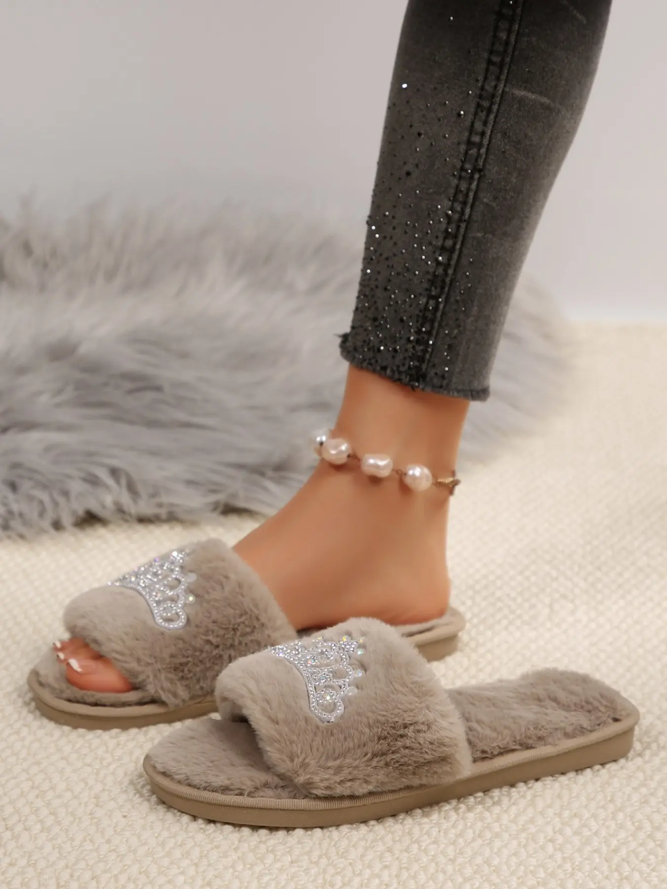 Women's Fashion Slippers for All Seasons, Indoor Outdoor Plush Slippers with Crown Decoration, Stylish One-Strap Sandals for Women