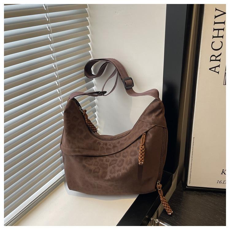 Fashion Leopard Print Crossbody Bag New Chain Fashionable and Versatile Shoulder Bag for Women Casual and Simple Commuting Bag