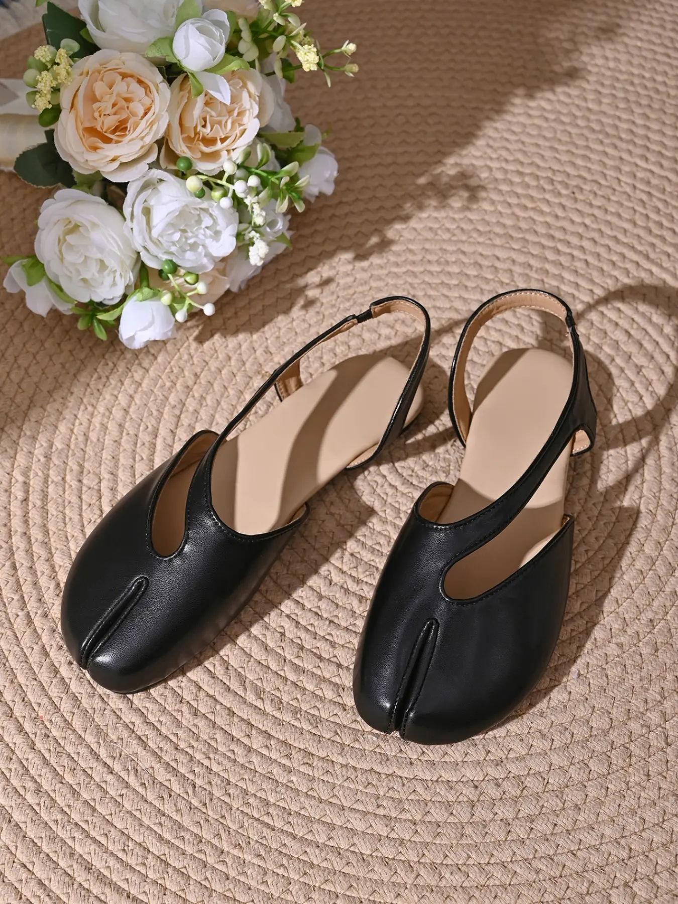 Women Tabi-Style Split Toe Slingback Mules, Soft Leather Closed Toe Flat Sandals, Minimalist Quiet Luxury Shoes for Office Street Dating, Black Silver Red Champagne Available