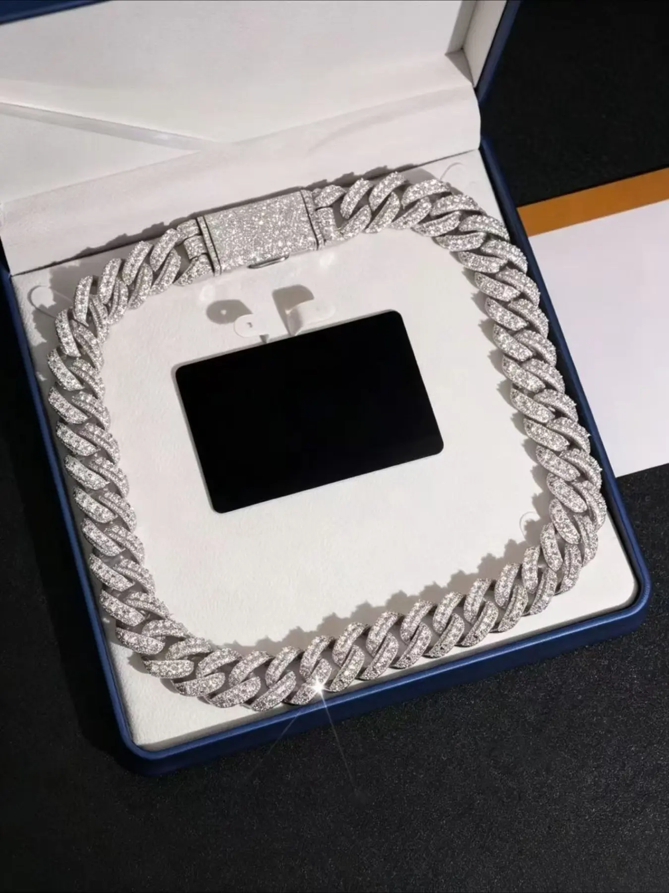 New hip-hop cuban link jewelry 18mm diamond Cuban chain chilled Cuban chain necklace, full of diamonds shining eye-catching, can be worn at daily parties on the street, trendy accessories for men and women