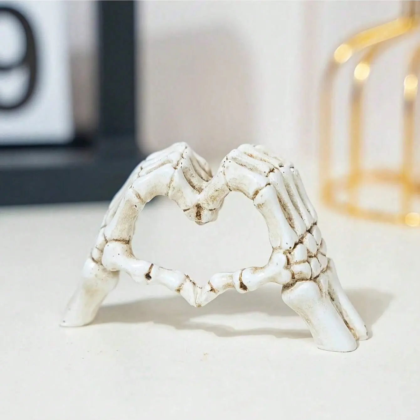 Resin Skull Hand Bone Ornament, Heart Shape Desktop Decoration, Perfect Gift for Valentine's Day and Halloween, Unique Craftsmanship