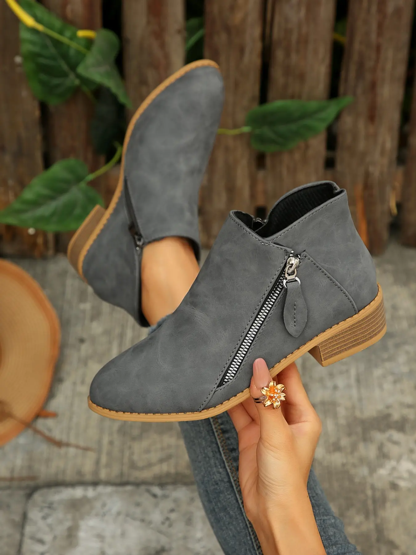 New Arrival High Heel Short Boots for Women, Fashionable Pointed Toe Slip-On, Chunky Heel, Snake Print Glossy Ankle Boot, All Seasons