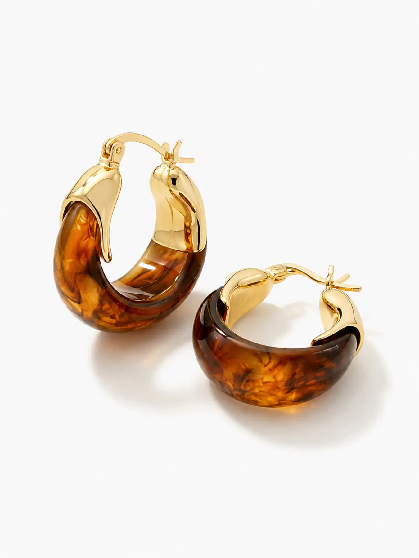 Amber Resin Hoop Earrings for Women, 14K Gold-Plated Tortoiseshell C-Shaped Huggie Earrings, Vintage Acrylic Circular Jewelry, Trendy Everyday Gift Accessory