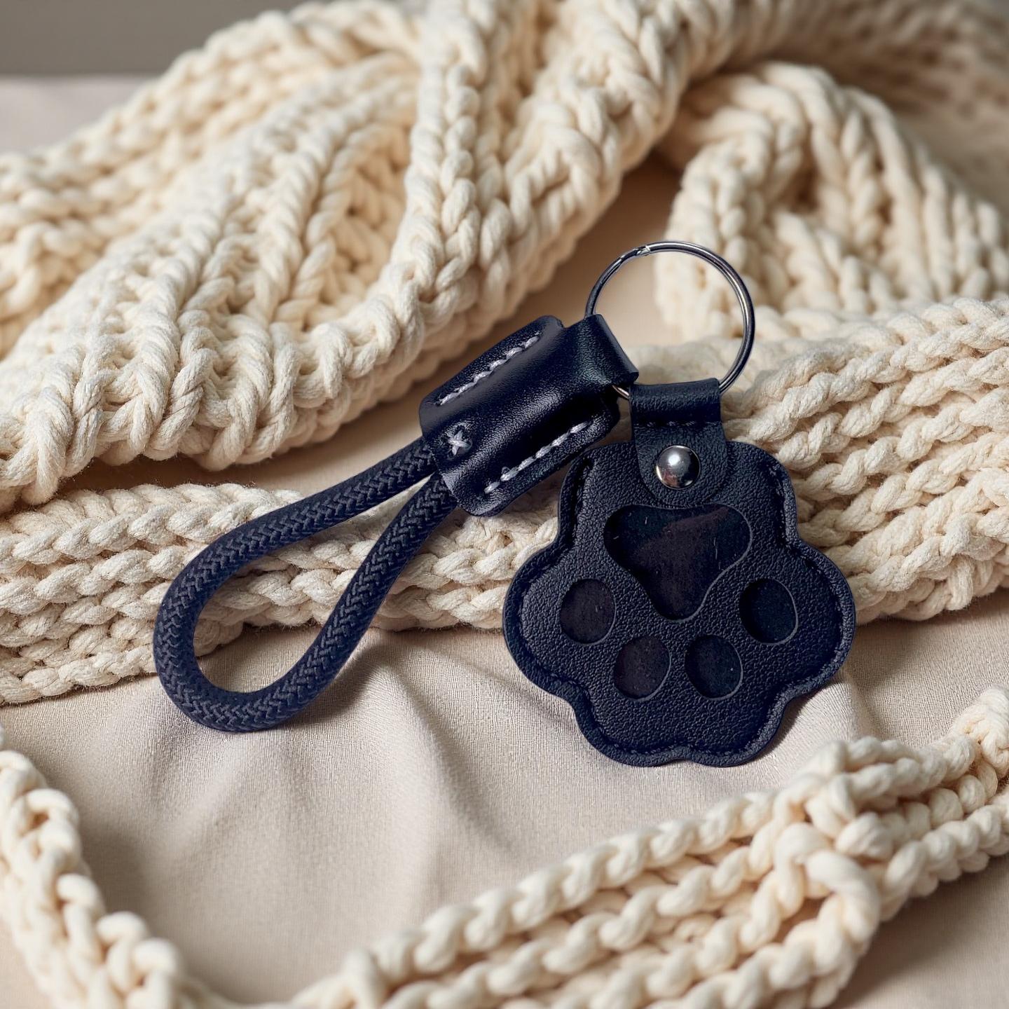 Pet Fur Memory Charm Leather Keychain Keepsake for Dog Cat Hair Paw-Shaped Design Memorial Sympathy Gift for Grieving Owners