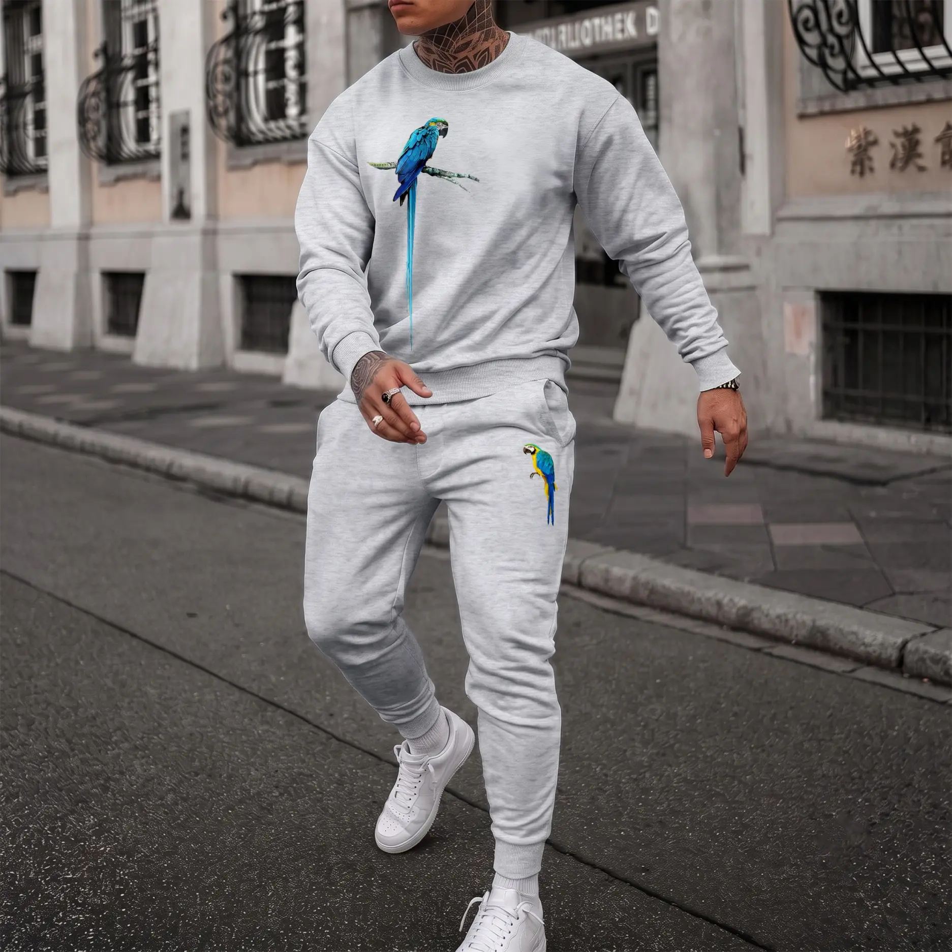Men's Blue Macaw Parrot Graphic Crewneck Sweatshirt and Jogger Pants Set, Casual Long Sleeve Pullover with Drawstring Sweatpants, Comfortable Fall Winter Tracksuit for Daily Wear, Travel, Lounge and Outdoor Activities