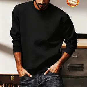 A men's fleece crew neck sweater, an essential for spring and autumn, warm and practical, featuring an urban minimalist style, the crew neck design is clean and elegant, the milk velvet lining has a fine texture, the fabric is soft and skin friendly, suit